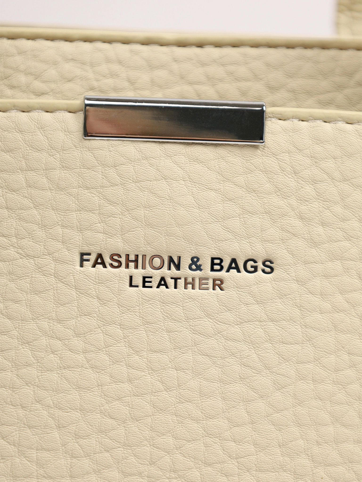 Сумка-тоут с декоративным брелком в ассортименте